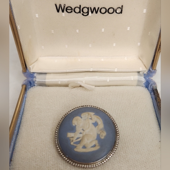 Wedgewood Silver Cupid Cameo Brooch - Picture 2 of 9